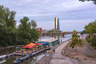 Deutschland, Hessen, Frankfurt, Riverside Restaurant mit Ignatz-Bubis-Brücke und Europäischer Zentralbank im Hintergrund - TAMF02909