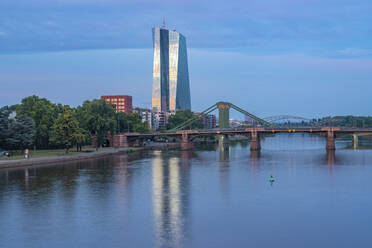 Deutschland, Hessen, Frankfurt, Main und Ignatz-Bubis-Brücke in der Abenddämmerung mit der Europäischen Zentralbank im Hintergrund - TAMF02910