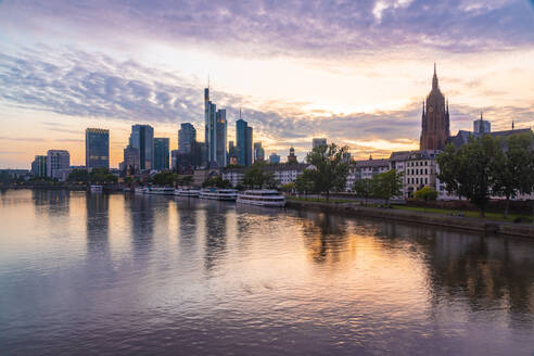 Deutschland, Hessen, Frankfurt, Mainufer und Mainhattan Skyline bei Sonnenuntergang - TAMF02911