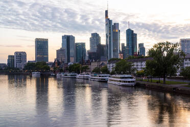 Deutschland, Hessen, Frankfurt, Mainufer und Mainhattan Skyline bei Sonnenuntergang - TAMF02912