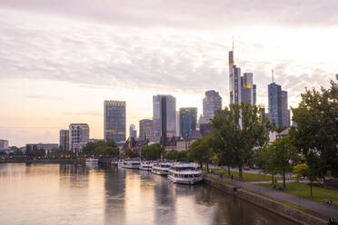 Deutschland, Hessen, Frankfurt, Mainufer und Mainhattan Skyline bei Sonnenuntergang - TAMF02913