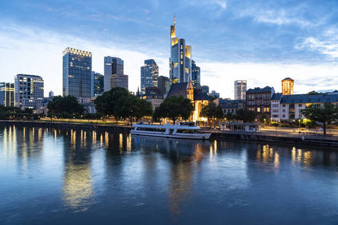 Deutschland, Hessen, Frankfurt, Mainufer und Skyline von Mainhattan in der Abenddämmerung - TAMF02916