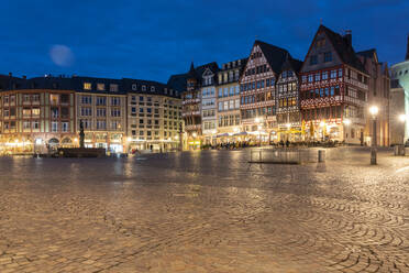 Deutschland, Hessen, Frankfurt, Beleuchteter Romerbergplatz bei Nacht mit Fachwerkhäusern im Hintergrund - TAMF02918