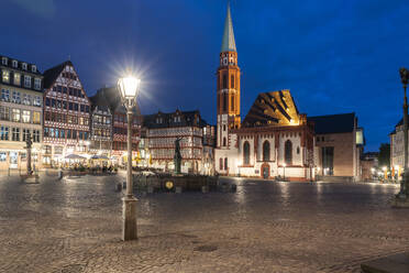 Deutschland, Hessen, Frankfurt, Beleuchteter Romerbergplatz bei Nacht mit der Alten Nikolaikirche im Hintergrund - TAMF02920