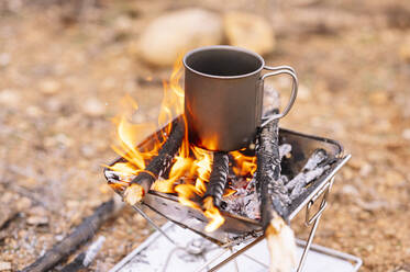 Kaffeetasse auf brennendem Brennholz - JCMF01927