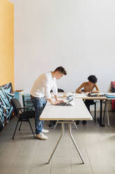 Junges multiethnisches Paar bei der Arbeit in ihrem Atelier - MEUF02125