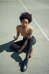 Junge Afro-Frau auf dem Sportplatz an einem sonnigen Tag - MEUF02178