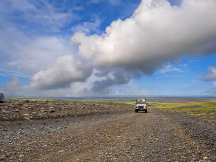 Wolken über einem Geländewagen auf einer abgelegenen unbefestigten Straße am Myrdalsjokull-Eisschild - LAF02692