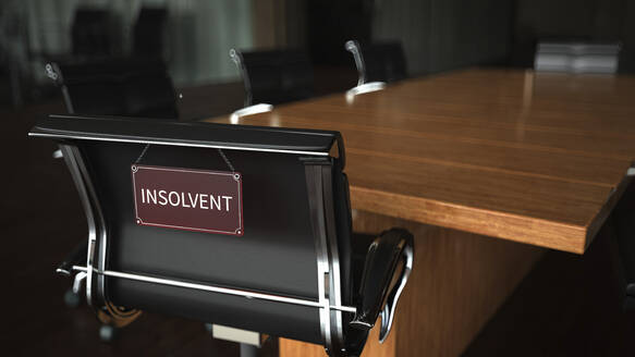 Insolvenzschild auf einem Stuhl am Konferenztisch im Büro - ALF00786