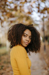 Afro-Frau im Park im Herbst - TCEF01693