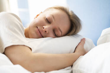 Young woman sleeping at home - VPIF03729