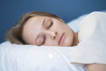 Beautiful young woman sleeping at home - VPIF03736