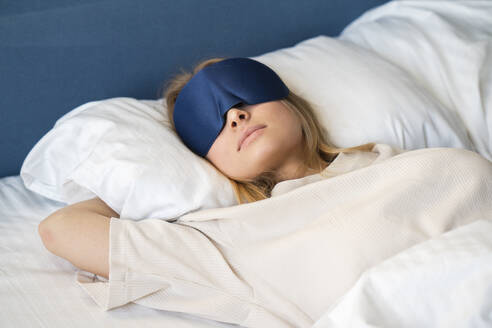 Frau mit Augenmaske schläft zu Hause - VPIF03737