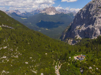 Italien, Dolomiten, Veneto, Drei Zinnen, Cadini di Misurina und Vandelli-Hütte vom Sorapis-See aus gesehen im Sommer - LOMF01259