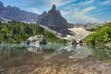 Italien, Dolomiten, Venetien, der Berg Sorapis spiegelt sich im Sorapis-See - LOMF01263