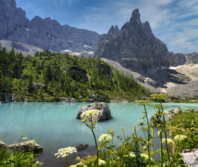 Italy, Dolomites, Veneto, Mount Sorapis towering over Lake Sorapis - LOMF01265