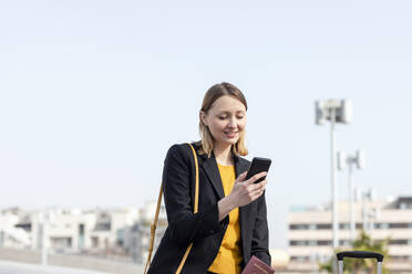Mid adult businesswoman using mobile phone - EIF00682