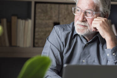 Thoughtful senior male entrepreneur with gray eyes looking away - SIPF02296