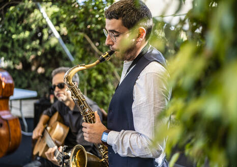 Mann spielt Saxophon bei einem Auftritt auf einer Veranstaltung - DLTSF01664