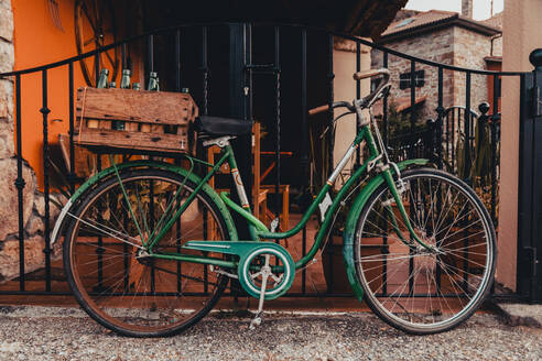 Altes Fahrrad. Bauernhaus. Rustikale ländliche Szene in der Mitte Spaniens. Transportmittel vor der Tür geparkt. Europa. - CAVF93722