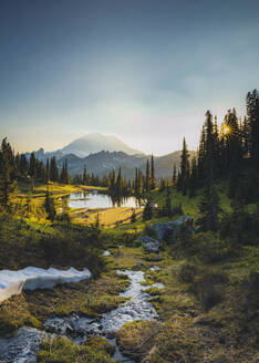 Tipsoo-See bei Sonnenuntergang mit einer Spiegelung des Mount Rainier, Washington - CAVF93725