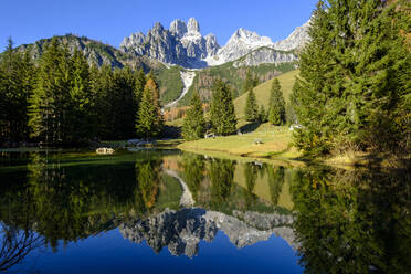 Panoramablick auf den Almsee mit der Großen Bischofsmutze und der Oberhofalm im Hintergrund - LBF03469