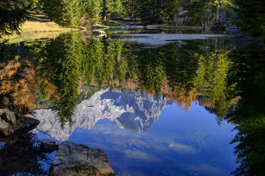 Panoramablick auf die Oberhofalm, die sich im Almsee spiegelt - LBF03471