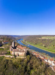 Deutschland, Bayern, Rothenfels, Blick aus dem Hubschrauber auf den klaren blauen Himmel über der Burg Rothenfels und der umliegenden Stadt - AMF09131