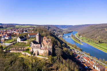 Deutschland, Bayern, Rothenfels, Blick aus dem Hubschrauber auf den klaren Himmel über Burg Rothenfels und die umliegende Stadt - AMF09133