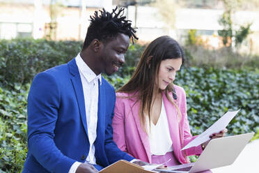 Male and female entrepreneur working on paper - PNAF00989