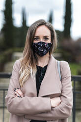 Female entrepreneur with protective face mask during COVID-19 - JMPF00905