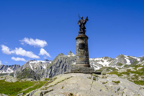 Italien, Aostatal, Statue des Heiligen Bernhard auf dem Pass des Großen Sankt Bernhard - LBF03480