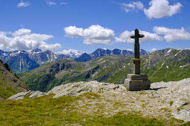 Italien, Aostatal, Gipfelkreuz am Großen St. Bernhard-Pass - LBF03481