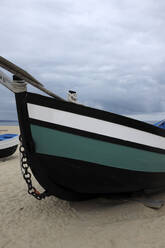 Fischerboot am Sandstrand zurückgelassen - GISF00779