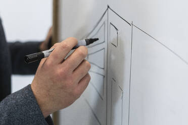 Businessman drawing diagram on whiteboard - PNAF01128