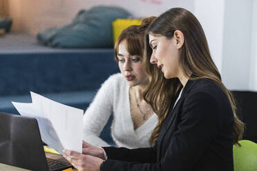 Geschäftsfrauen diskutieren über ein Dokument im Büro - PNAF01216