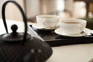 Mit Tee gefüllte Tasse auf dem Tisch - AUF00591
