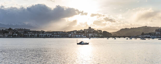 Spanien, Kantabrien, San Vicente de la Barquera, Boote im Meer bei Sonnenuntergang - JAQF00401