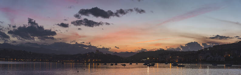 Spain, Cantabria, San Vicente de la Barquera, Sea at dusk - JAQF00416