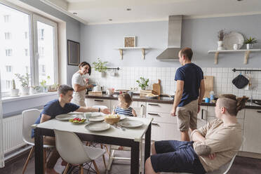 Glückliche Familie in der Küche zu Hause - VYF00436