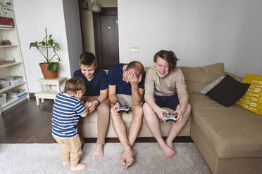 Vater mit Söhnen beim Spiel zu Hause - VYF00447