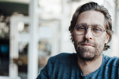 Älterer Mann mit Brille in einem Café - JOSEF03943