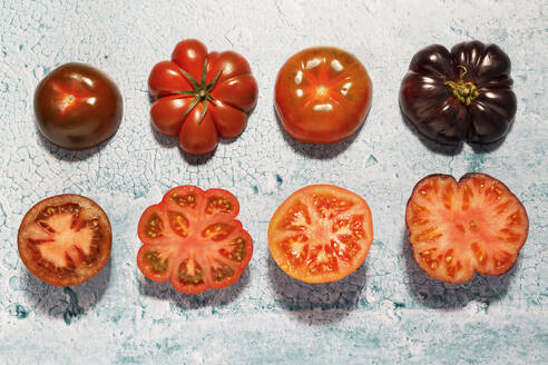 Halves of fresh red tomatoes - IFRF00482