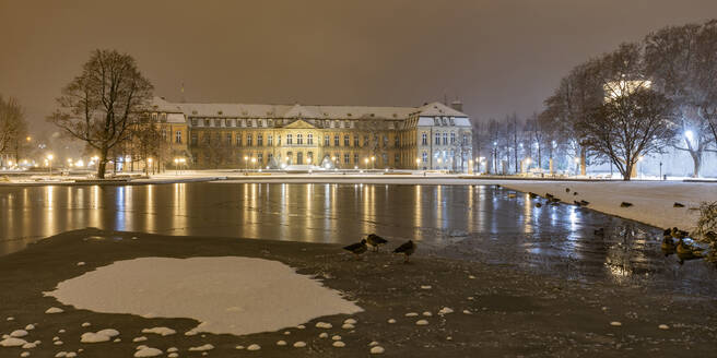 Deutschland, Baden-Württemberg, Stuttgart, Ufer des Eckensees im Schlossgarten bei winterlicher Nacht mit Neuem Schloss im Hintergrund - WDF06558