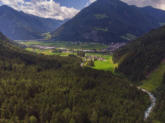 Italien, Südtirol, Sand in Taufers, Luftbild des Ortes im bewaldeten Tauferer Ahrntal - LOMF01266