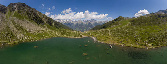 Luftpanorama des Chiusetta-Sees und des Ahrntals im Sommer - LOMF01271