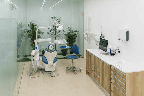 Medizinischer Untersuchungsraum einer Zahnklinik - EGAF02131