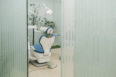 Zahnärztlicher Stuhl im medizinischen Untersuchungsraum - EGAF02133
