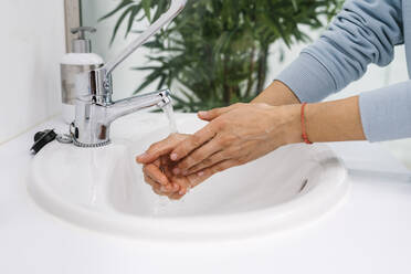 Krankenschwester beim Händewaschen im Waschbecken einer Klinik - EGAF02180