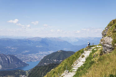 Älterer Wanderer bewundert die umliegende Landschaft vom Wanderweg auf dem Gipfel des Monte Generoso - GWF06946